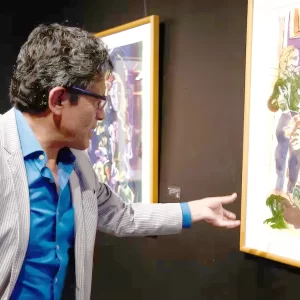 Miguel Betancourt junto a una de sus obra de las meninas