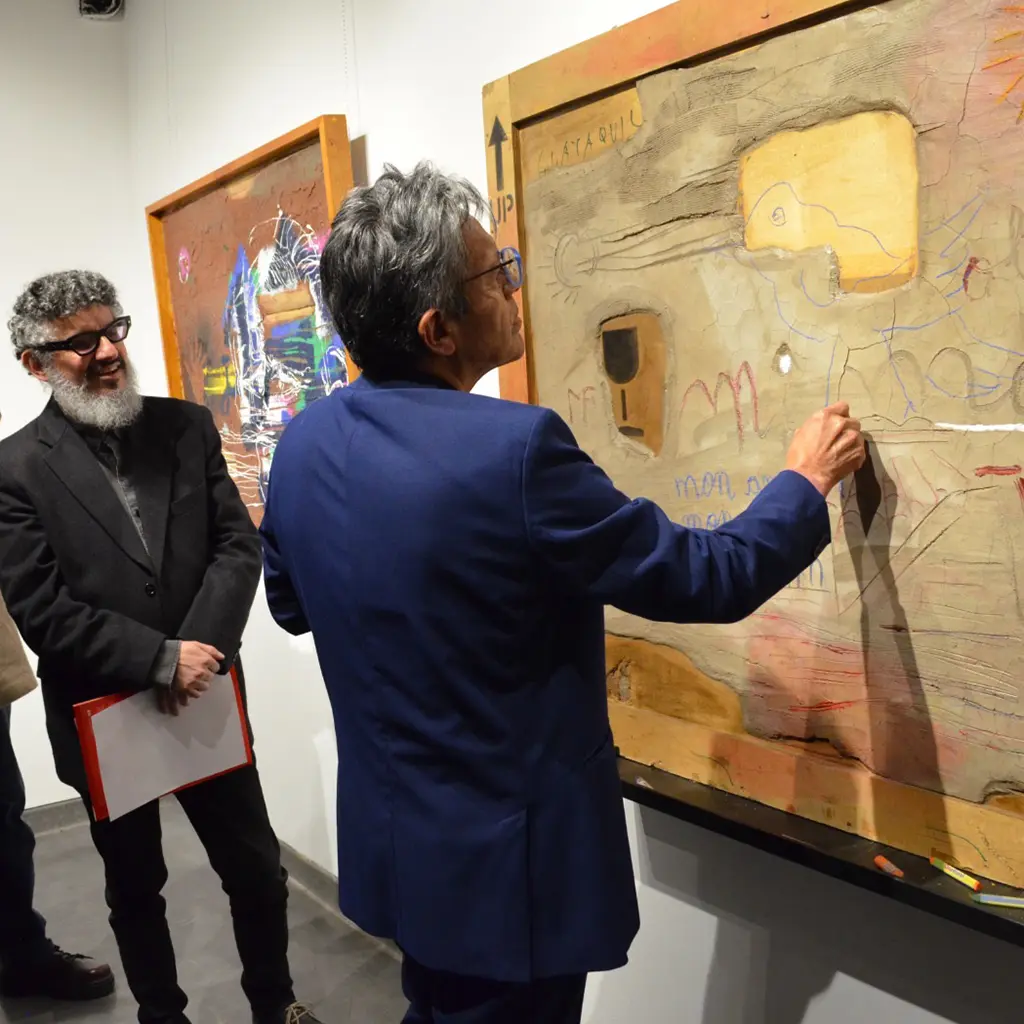 Obra Palimpsesto, intervenida por todos los asistentes a la exposición Palingenesia de la Alianza Francesa de Quito, Ecuador 2025 de Miguel Betancourt, artista contemporáneo ecuatoriano
